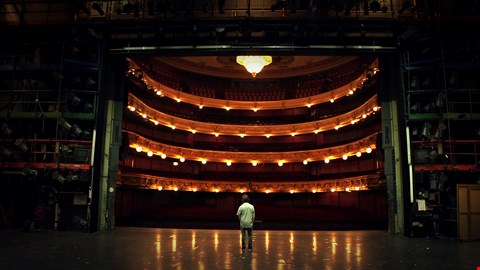 PÅ SCENEN: Jacob Nossel på scenen i Det Kongelige Teater i København. Foto: Moving Documentary. Foto: MOVING DOCUMENTARY 
