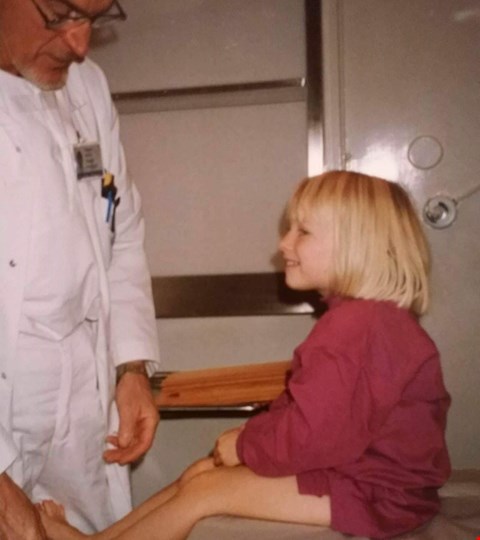 Da Maria var fire år oppdaget de at det ene beinet hennes var lengre enn det andre. Senere ble det fastslått at at det skyldtes CP. FOTO: PRIVAT