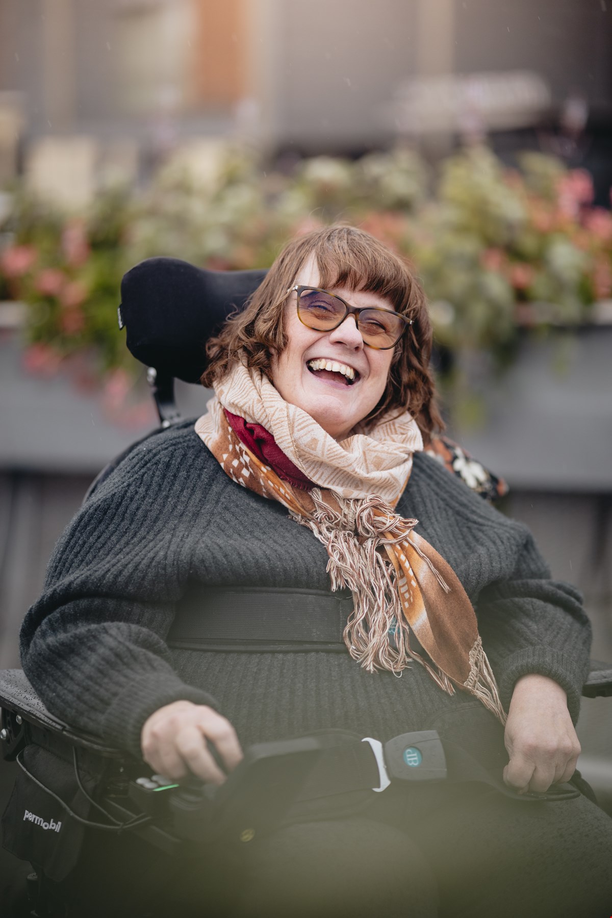 SI IFRA: Maiken vil gjerne anbefale den nye boka til Birgit Skarstein, som har tittelen «Så mye hadde jeg, så mye mistet jeg, så mye fant jeg». Hun deler budskapet om at det er viktig å si ifra om det som ikke er bra.  – Hvis vi ikke tar kampen, tror samfunnet at det er godt nok, sier Maiken. FOTO: Syrstad Media