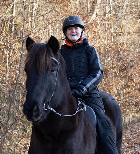 FORRYTTER: Edda er glad i turridning og tempo, og en av hestene hun rir ukentlig er islandshesten Keilir. Å være forrytter innebærer et ansvar for hesten på lik linje med hesteeier de dagene man har den. FOTO: Charlotte Åsland Larsen