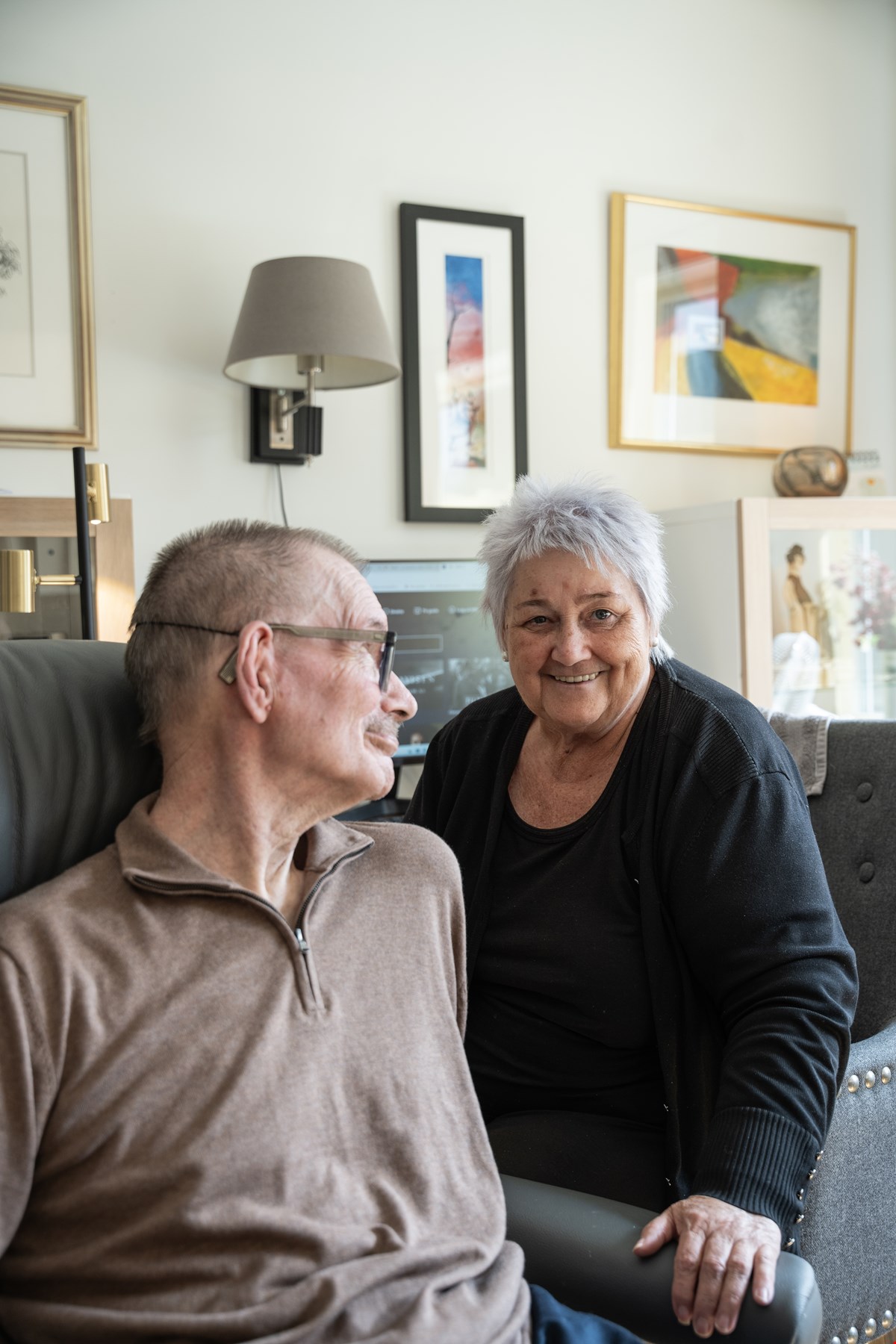 SAMAN GJENNOM LIVET: Hanne og Egil har delt både gleder og motgang gjennom mange år. Dei støttar og motiverer kvarandre, og finn meining i kvardagen saman. FOTO: Charlotte Åsland Larsen