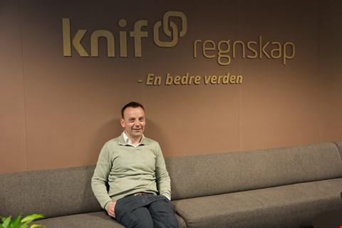 MER ENN ØKONOMI: Hverdagen som leder i Knif Regnskap er preget av samhandling med andre mennesker. Kim er opptatt av andres perspektiver og meninger, og målet er at kundene skal få mer overskudd til å gjøre verden til et bedre sted. I tillegg er han opptatt av et trygt og godt arbeidsmiljø, der det ikke er en forutsetning å være på topp for å komme på jobb. Foto: Charlotte Åsland Larsen