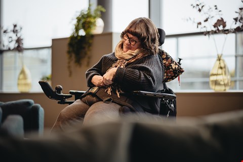 NY HVERDAG: Maiken opplever nå en ny fase i livet, hvor mulighetene har åpnet seg etter at hun fikk nytt BPA-vedtak. –  Jeg vurderer å studere, ta kurs og arbeide, eller skrive bok. Og så er jeg glad i venner og familie, og vil gjerne ta vare på dem. Jeg har lyst til å være den eldste dattera som tar vare på min 86 år gamle far. Det er en like stor selvfølge for meg som for alle andre, sier hun. FOTO: Syrstad Media