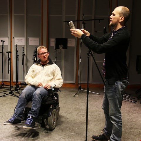 KOBLER OPP: Funksjonsassistent Øyvind justerer mikrofoner slik Henning ønsker at de skal stå. Samarbeidet fungerer godt.