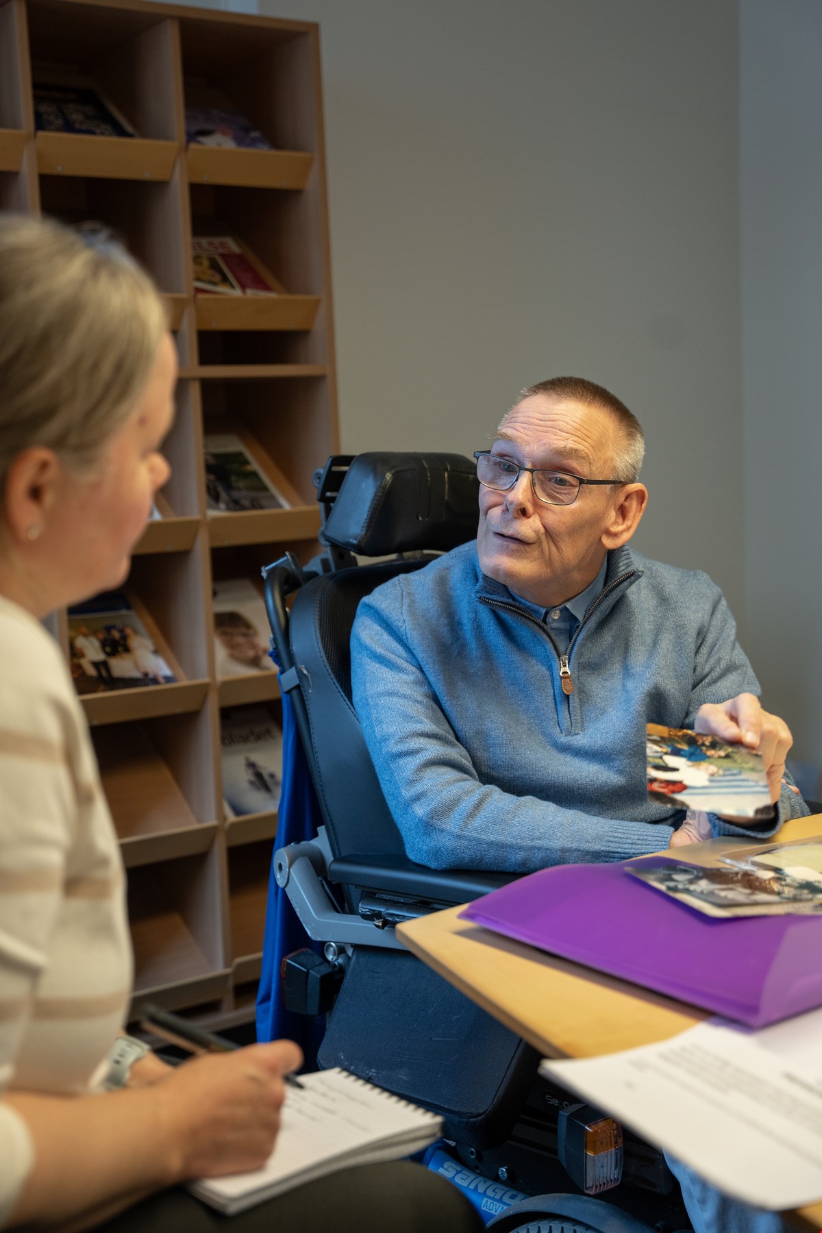 ENGASJERT: Geir er sterkt engasjert i menneskerettigheter gjennom arbeidet sitt i Uloba, hvor han har jobbet de siste 21 årene. Til tross for den tapte barndommen lever Geir et godt liv i dag. – Det er nok litt tilfeldig. Men jeg har alltid vært god på å verbalisere, og jeg har skaffet meg et godt liv. Jeg har vært heldig. Men det er ikke alle av oss som har overlevd de psykiske senvirkningene, sier han alvorlig. FOTO: Charlotte Åsland Larsen