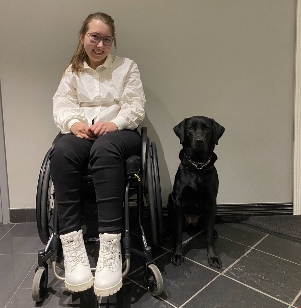 Malin sammen med servicehunden sin Pepsi.
