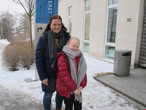 UTENFOR SYKEHUSET: Mamma Kirsti og Sigrid er spente før den siste testen på St. Olavs hospital.