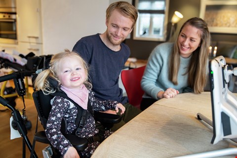 SMIL! Ella var ikke sen med å smile til fotografen, og var tydeligvis vant til å bli tatt bilder av. Foto: CHARLOTTE ÅSLAND LARSEN