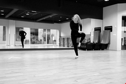 DANSEENTUSIAST: Maria Kittilsen er danselærer og treningsinstruktør. Her er hun under trening. FOTO: ARNE HAUGE, MULTIPLIÉ DANSEFESTIVAL OG VEDA DANTE