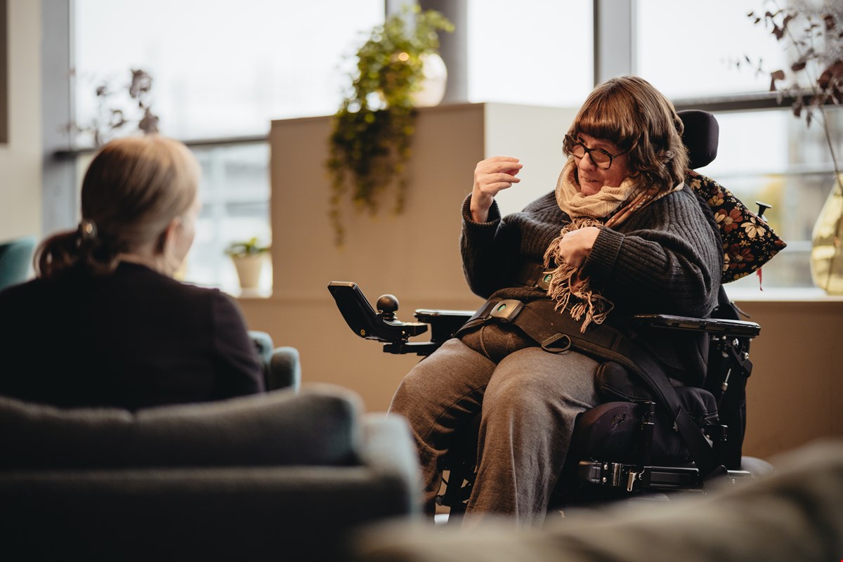 STOL PÅ MAGEFØLELSEN: Til foreldre i dag vil Maiken si at de må stole på magefølelsen i valgene de tar. – Hvis dere kjenner at noe er feil, er det sannsynligvis det. Fagfolk har ikke alltid rett. Ingen må noen gang gi seg og godta det som ikke føles rett, sier Maiken. FOTO: Syrstad Media
