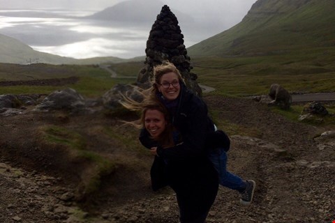 I VINDEN: Stine og storesøsteren Ina på en reise til Færøyene i 2015. Foto: PRIVAT