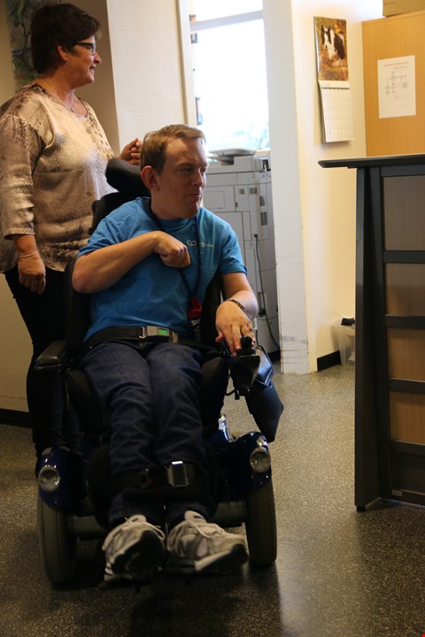 TILRETTELAGT: Arbeidsplassen er tilrettelagt slik at Trond skal komme seg frem med rullestol. Foto: SILJE HERBRO LANDSVERK