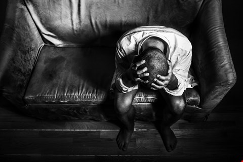 ENSOM: Det er plass til to i sofaen, men ingen vil sitte ved siden av deg, sier fotografen om bildet som også var en del av utstillingen. Foto: ADRIAN BJØRDAL