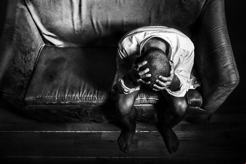 ENSOM: Det er plass til to i sofaen, men ingen vil sitte ved siden av deg, sier fotografen om bildet som også var en del av utstillingen. Foto: ADRIAN BJØRDAL