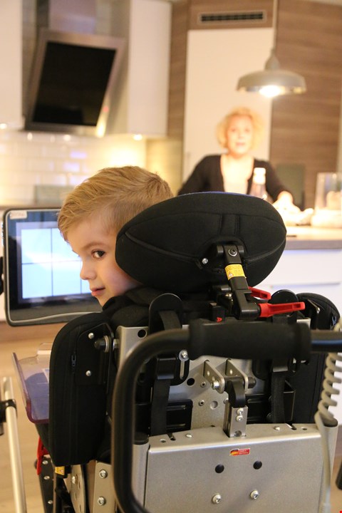 KOMMUNISERER: Det siste året har Leonard utviklet mange egne lyder, og han kommuniserer stort sett med mamma via tale. Når mamma ikke forstår, derimot, stepper Tobiien inn. FOTO: SILJE HERBRO LANDSVERK