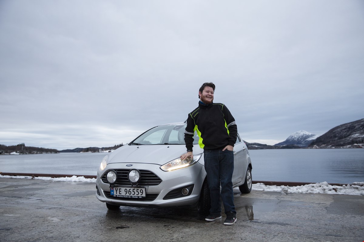 BILENTUSIAST: Tor-Ove eier to biler og bruker mye tid bak rattet og i verkstedet. Foto: Charlotte Åsland Larsen