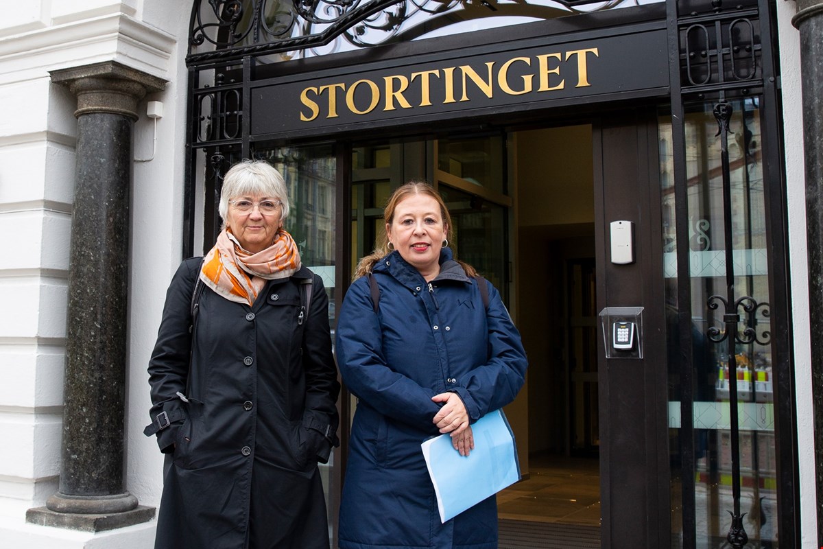 PÅ HØRING: Generalsekretær Eva Buschmann og rådgiver Kristin Benestad utenfor Stortinget i forbindelse med høring i Arbeids- og sosialkomiteen. Foto: Charlotte Åsland Larsen