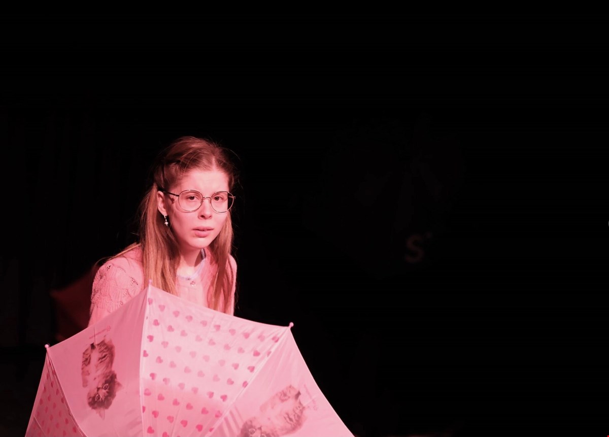 PÅ SCENEN: Josefine Tallerås Hesselberg henter styrke i møte med publikum. Her forteller hun egne historier med både sårbarhet og humor. Foto: Mimesis Heidi Dahlsveen