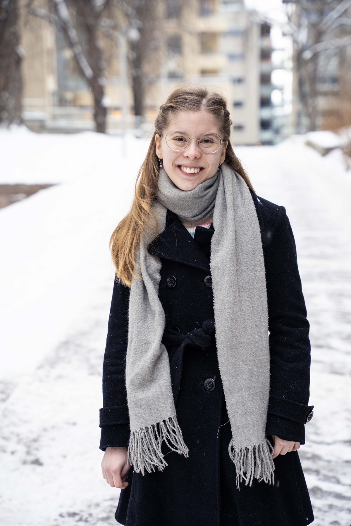 HELE SEG: Josefine har begynt å gi CP-en sin plass i uttrykket, ikke som noe hun skjuler, men som en naturlig del av fortellingene hun formidler. Foto: Charlotte Åsland Larsen