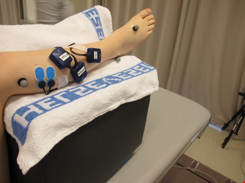 ELEKTRODER: De første elektrodene festes på legg, ankel og fot.