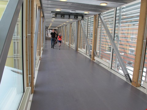 GANGANALYSEN: Sigrid går så fort hun kan uten å løpe og testerne følger etter så godt de kan. Oksygenmaske og elektroder er på under hele denne delen av testen.