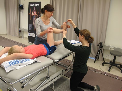 Sigrid bes om å stramme muskler i beina slik at EMG-elektrodene blir festet riktig.