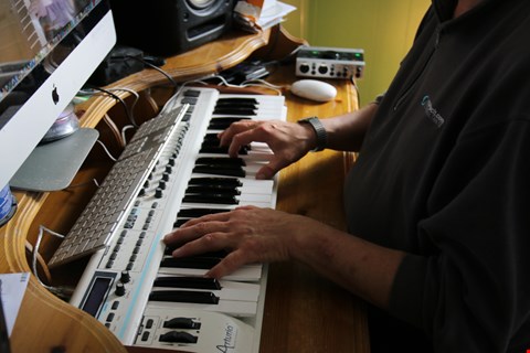 MUSIKALSK: Piano, orgel og keyboard er noen av favorittinstrumentene. Foto: HEIDI ØSTHUS ERIKSSEN