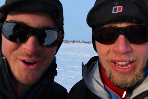 GLADE: Lars Martin og Simen glade for å ankomme mål i Gjøa Havn etter 23 dager på telttur.